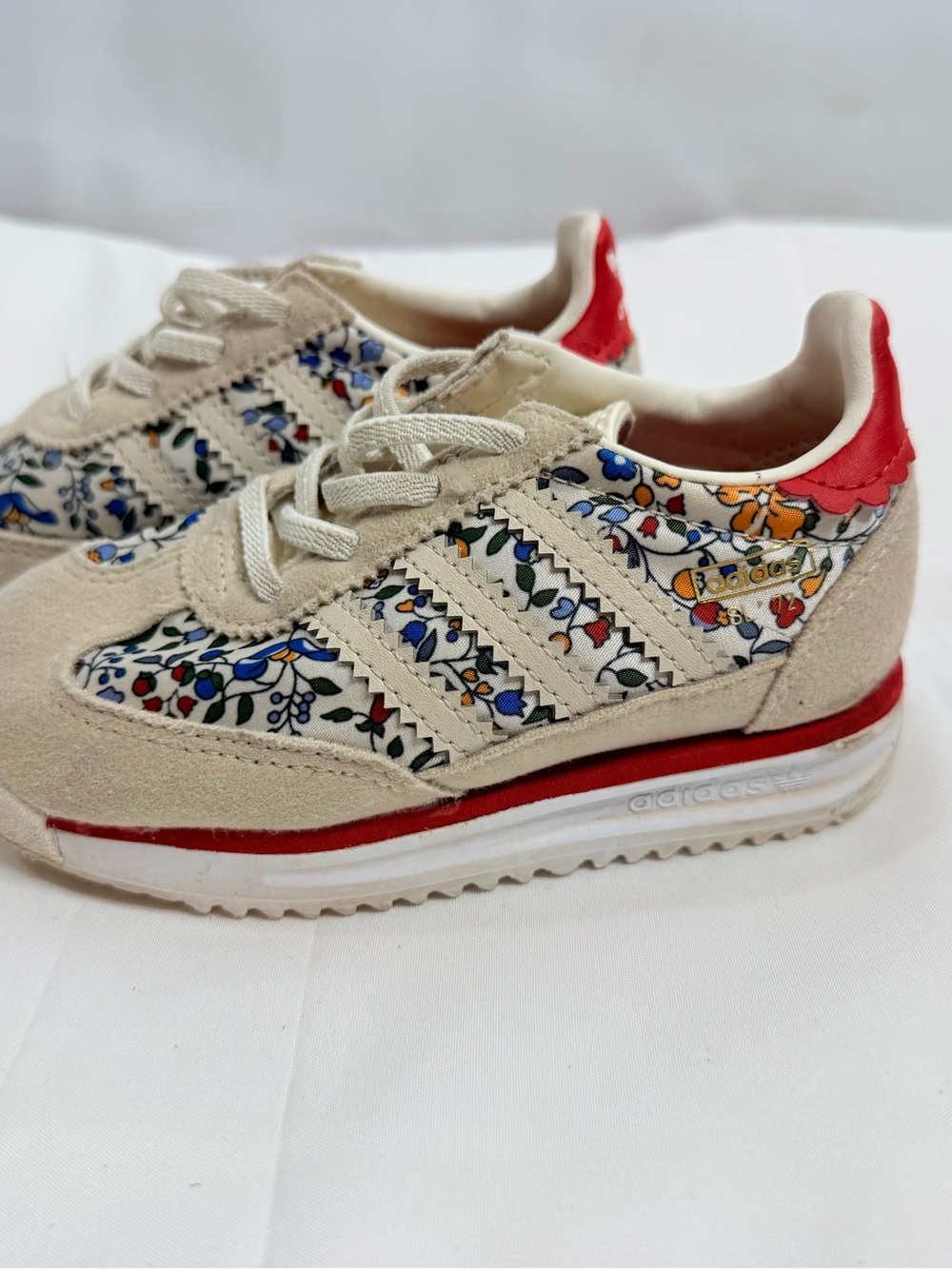 Size 8 Adidas children's sneakers are shown.